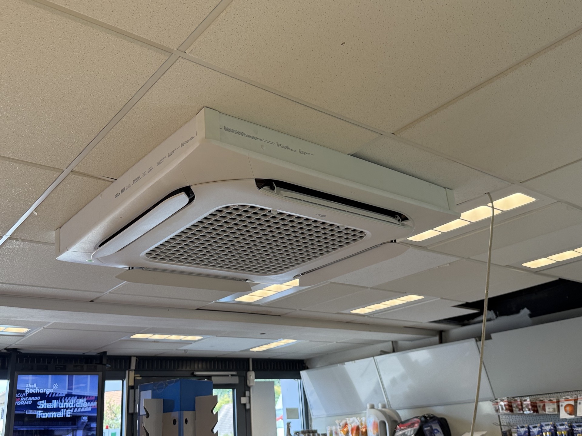 Geb&auml;udetechnik mit Klimaanlage im B&uuml;ro