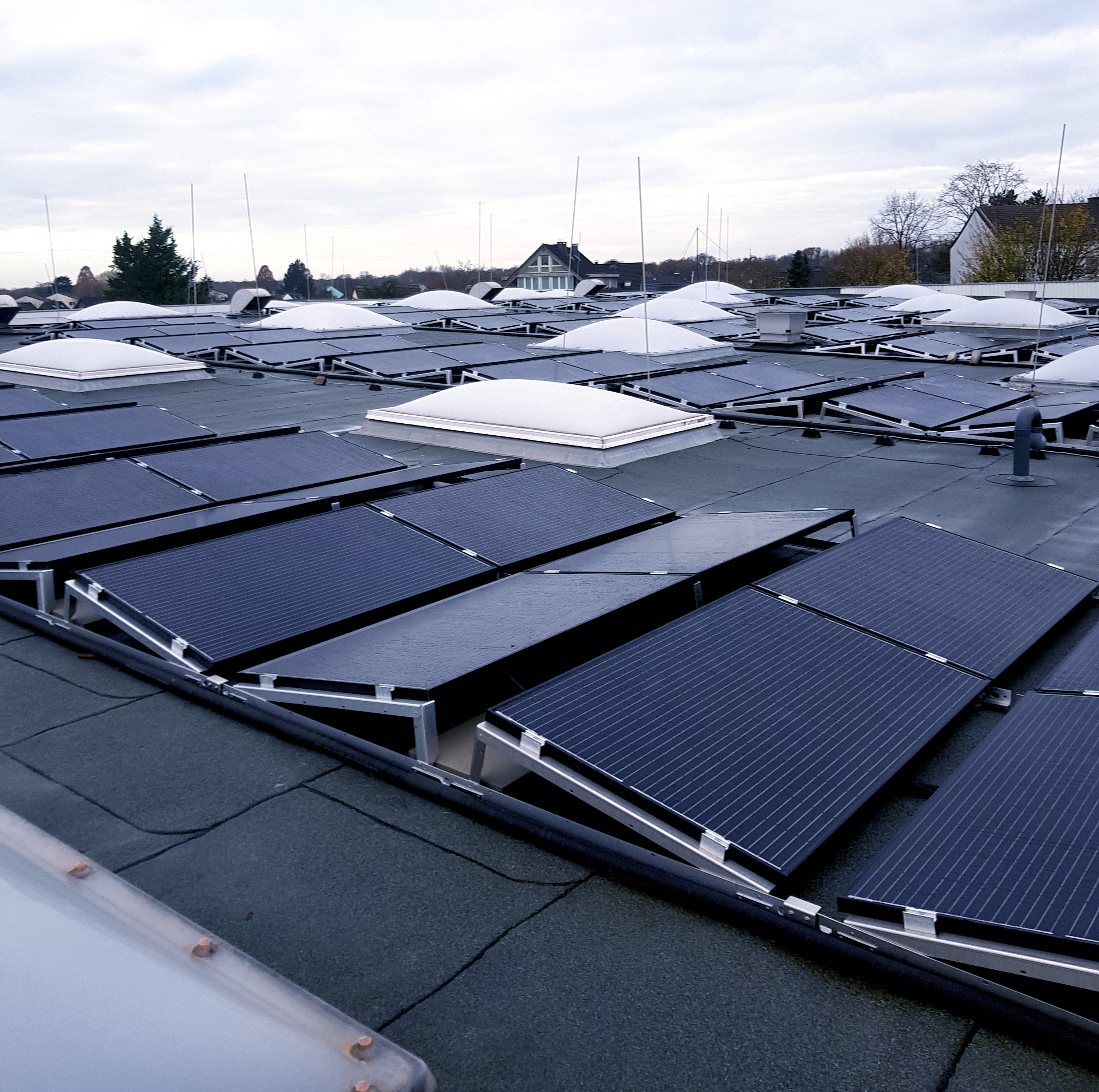 Ballastierte PV-Flachdachanlage