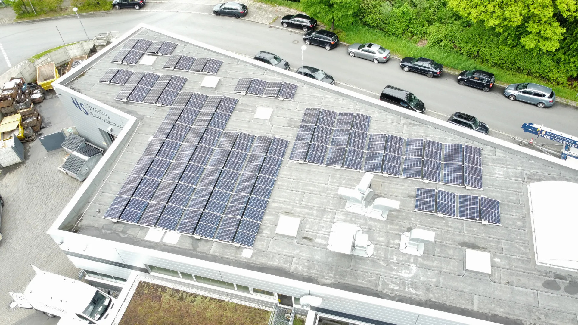 Photovoltaik auf einem gewerblichen Hallendach