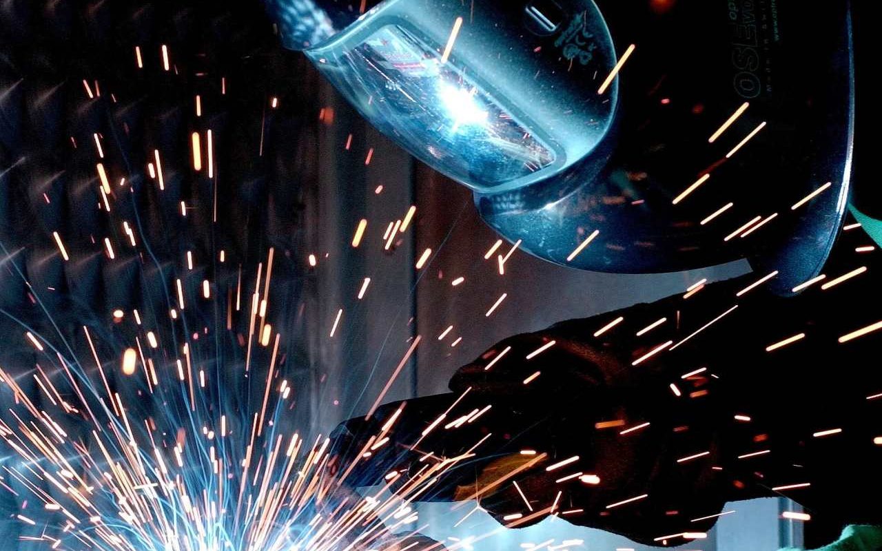 Stahlbau und Metallbearbeitung mit Funkenflug