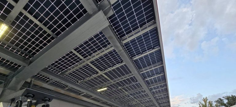 Premiere des Solarcarport-Systems Q4 in Hamburg